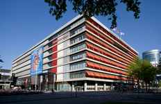 803099 Gezicht op het Beatrixgebouw (Croeselaan) van de Jaarbeurs te Utrecht.